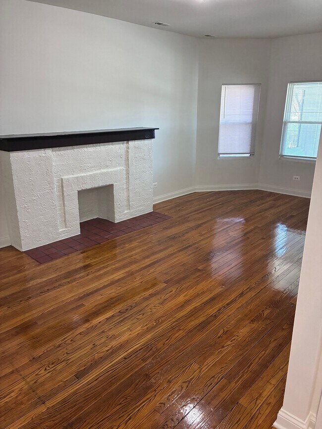 Building Photo - Normal