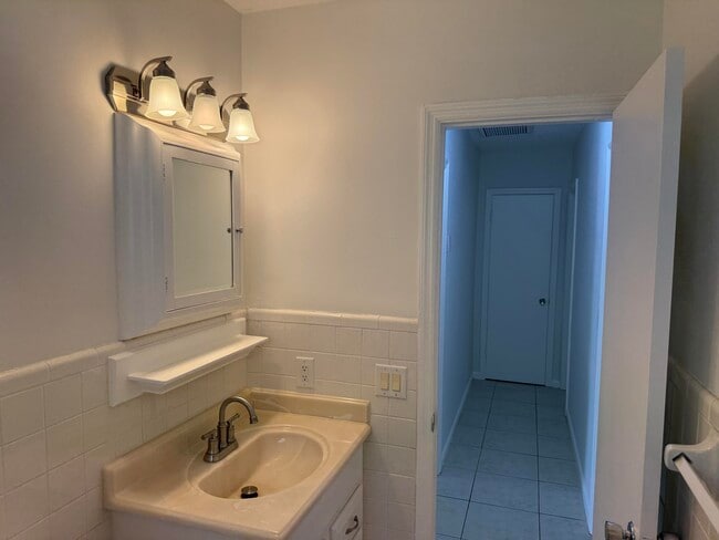 Building Photo - 6575 NE 7th Ave