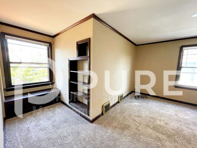 Building Photo - 6945 NE Sacramento St