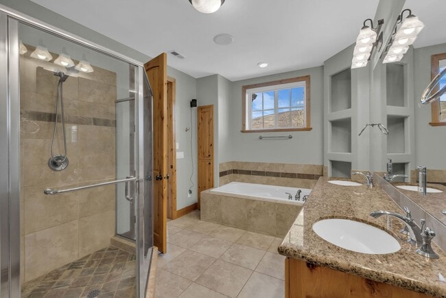 Building Photo - Canyon Links Townhome