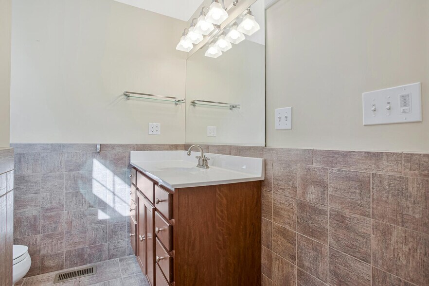 Building Photo - 1408 Damsel Ln