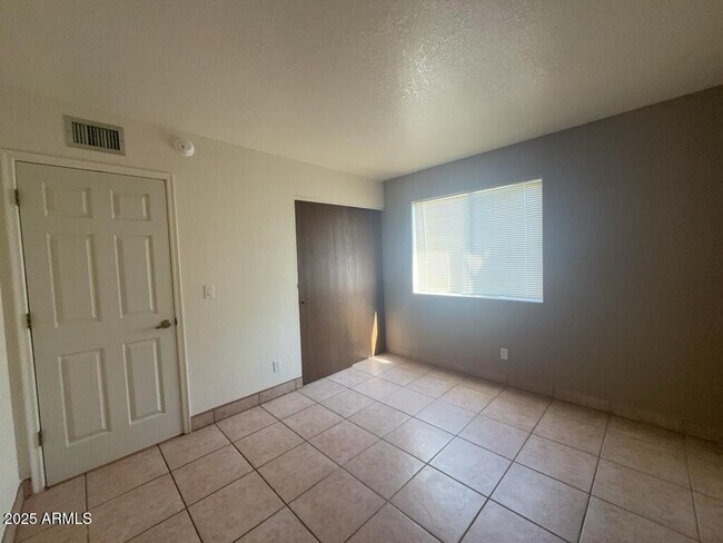 Building Photo - 4301 Ave Palermo