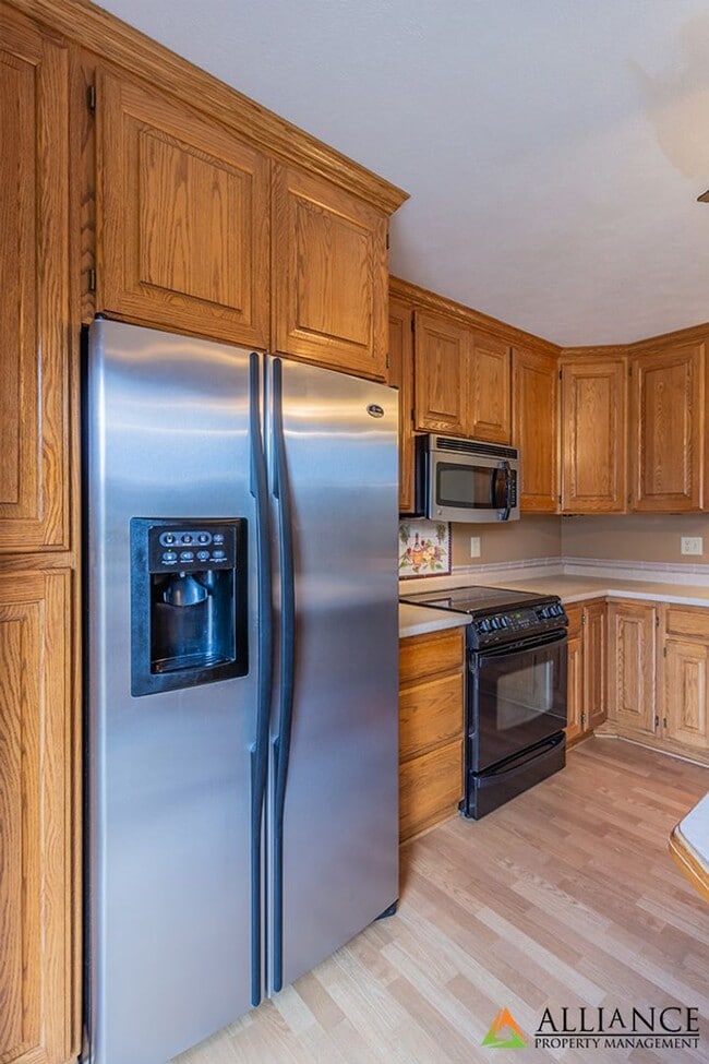 Building Photo - Amazing, Spacious Home! Pet Friendly!