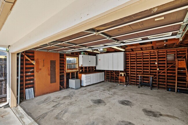 Building Photo - Lovely College Area Home