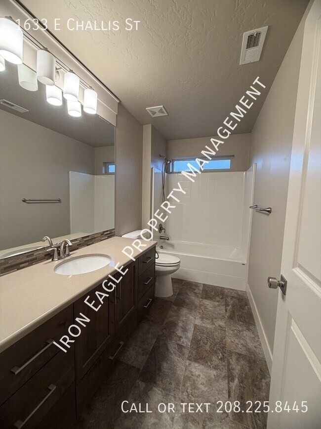 Building Photo - 1633 E Challis St