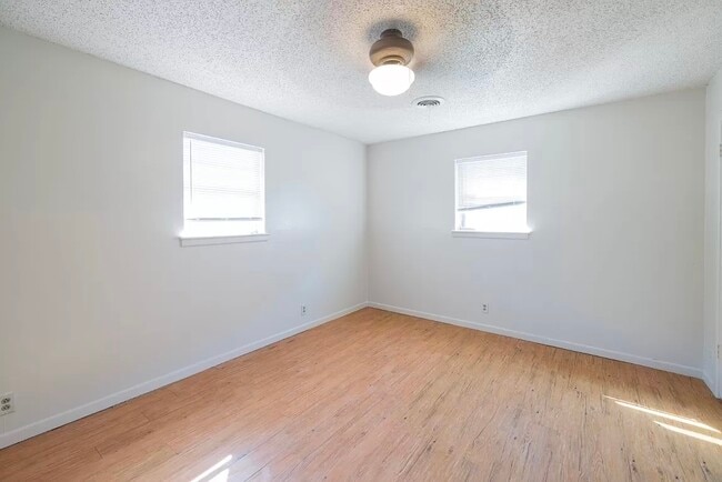 Building Photo - 2406 Rountree Dr