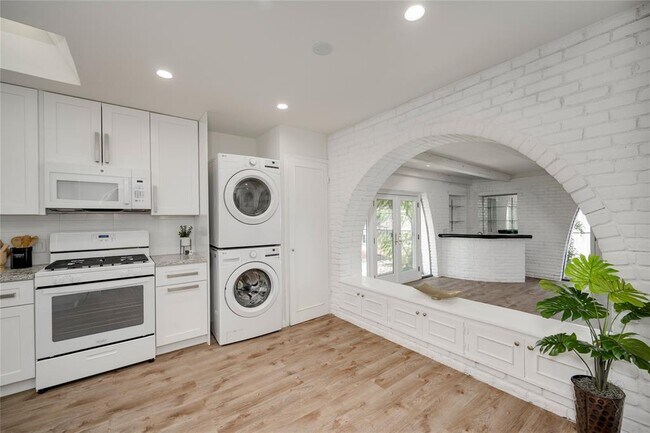 Building Photo - 4202 N Hills Dr