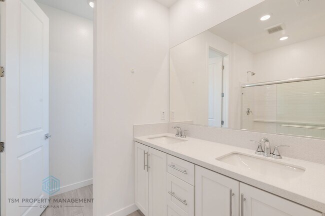 Building Photo - 4 Bed 3.5 Bath Detached House in South El Monte!