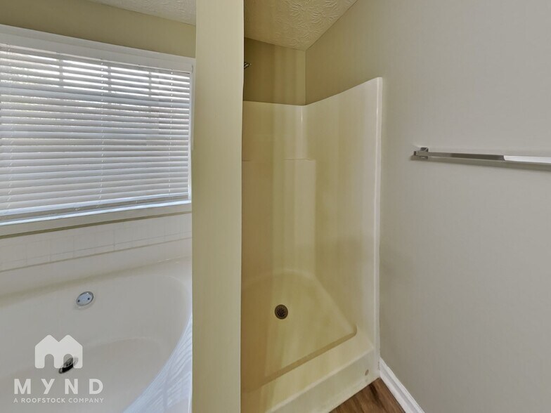 Building Photo - 185 Waters Edge Dr