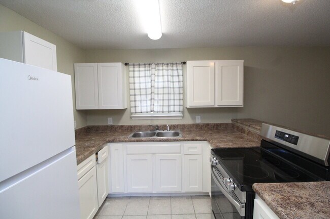 Building Photo - Updated 2BR Home with New Appliances Near Downtown – HUD Accepted