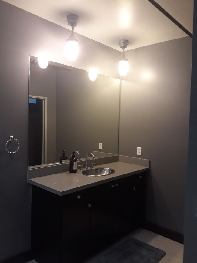 Building Photo - MOVE IN READY  Fully Furnished **Gorgeous ...