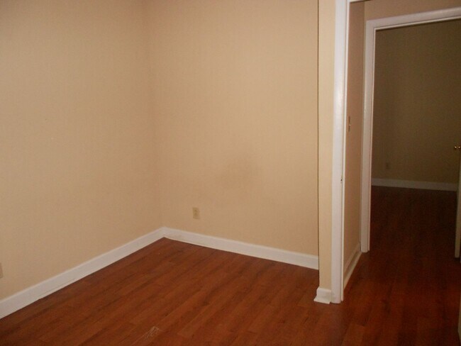 Building Photo - Cozy 2 Bedroom Apartment - Walk to UGA Campus!