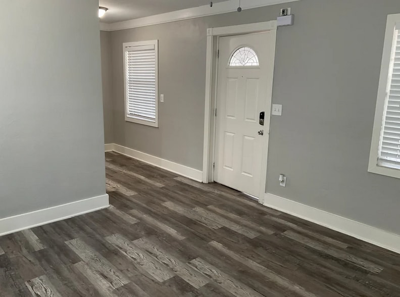 Building Photo - 431 Iris Rd