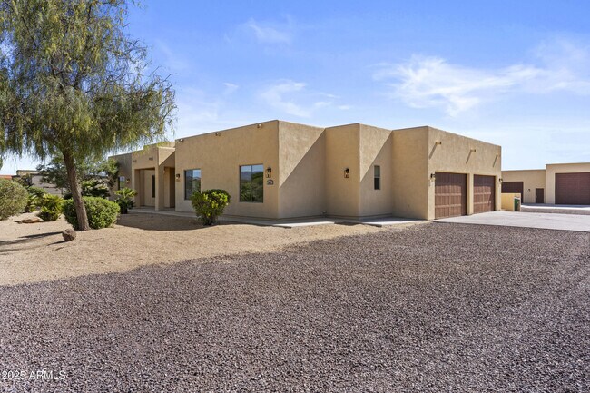 Building Photo - 2617 W Desert Hills Dr