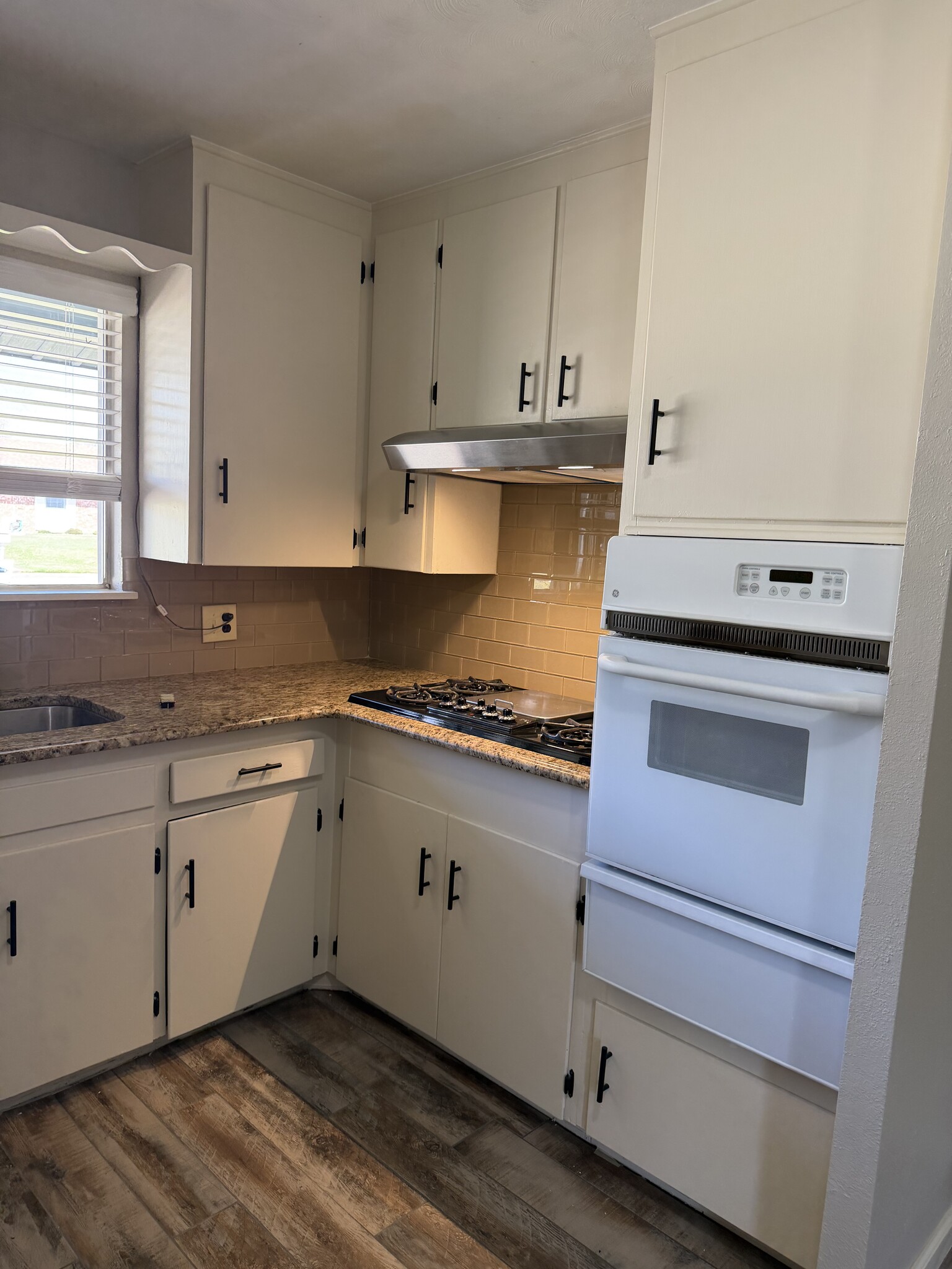 Kitchen - 536 Sherwood Ln