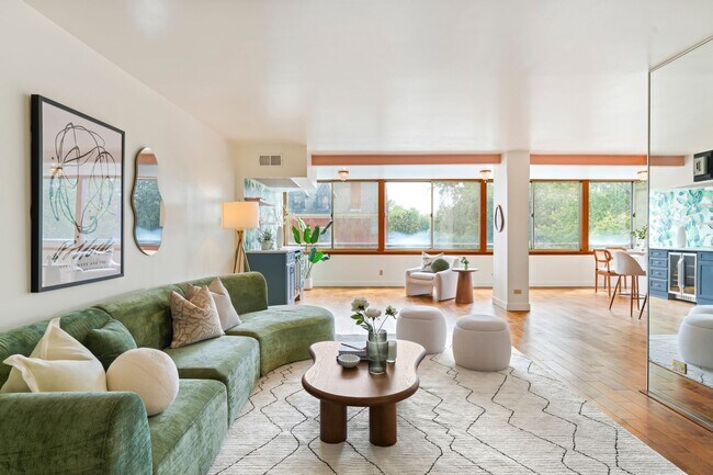 Building Photo - Stunning 2BD/2BA Condo Located in the hear...