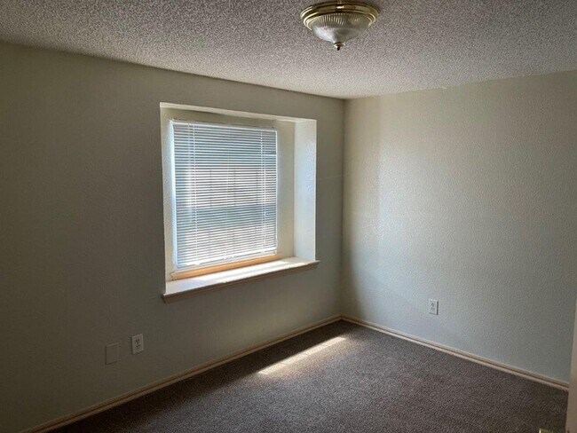 Building Photo - Rare 4 bedroom 2 bath in Moore Schools. 2 ...
