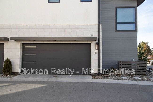 Building Photo - 31 Campolina St