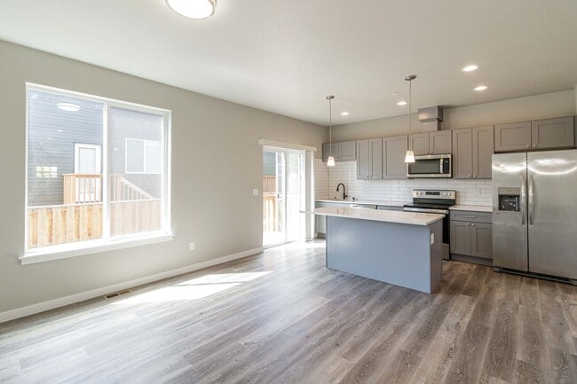 Building Photo - Move In Ready 3 Bedroom 2.5 Bathroom with ...