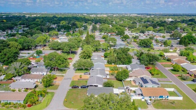 Building Photo - Beautiful 2/2 ~1000Sq. Ft. with NEW floors...