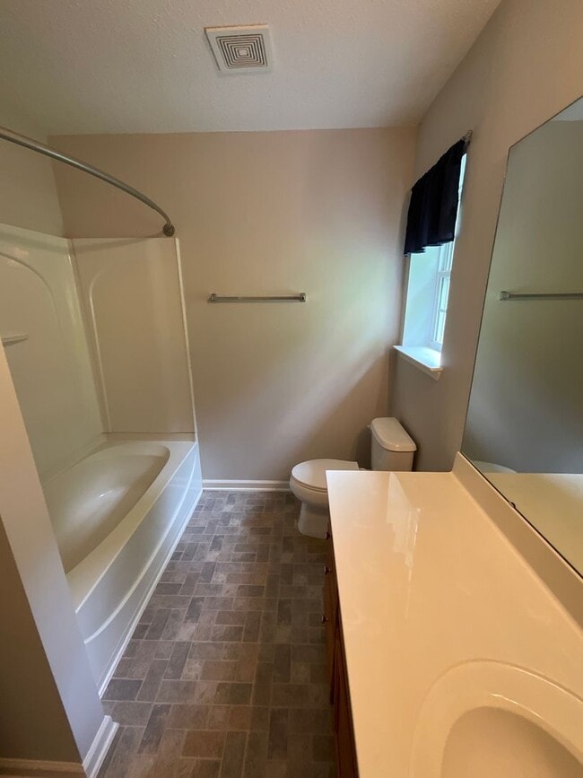 Building Photo - Charming 3 bedroom/2.5 bathroom End Unit i...