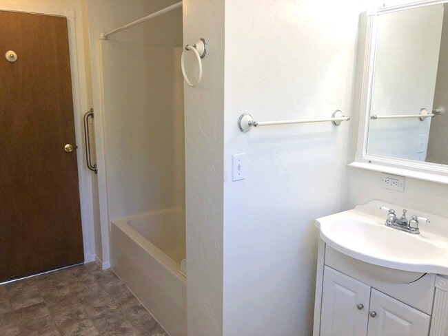 Building Photo - 1BD/1BA APARTMENT WITH PRIVATE BACK YARD!!