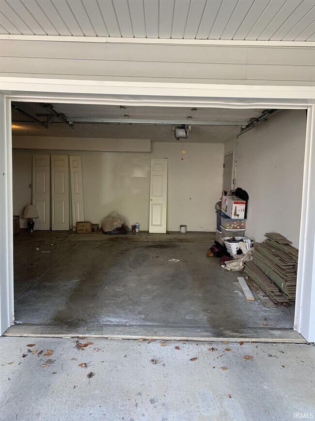 Building Photo - 1326 S College Mall Rd
