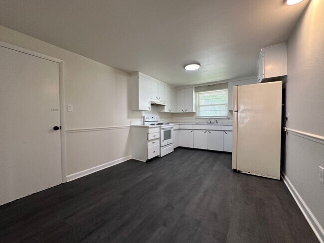 Building Photo - 490 St Bernard Dr
