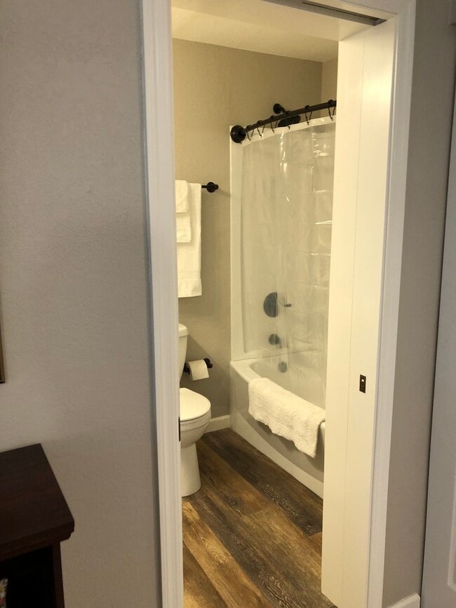 Building Photo - Beauty and Convenience! Remodeled, Fully F...