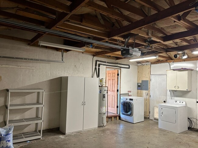 Building Photo - **READY FOR MOVE IN** SINGLE STORY HOME IN...