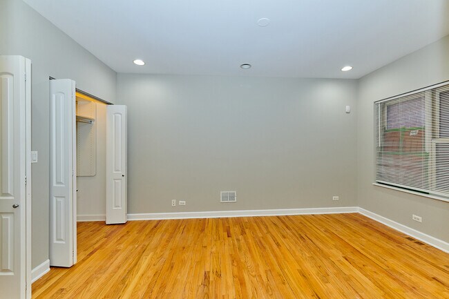 Building Photo - 2215 W Monroe St