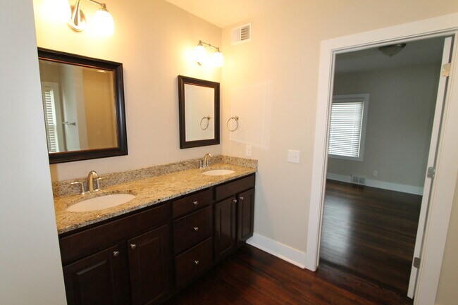 Building Photo - HUGE Historic Home with amazing fenced in yard and golf course views!