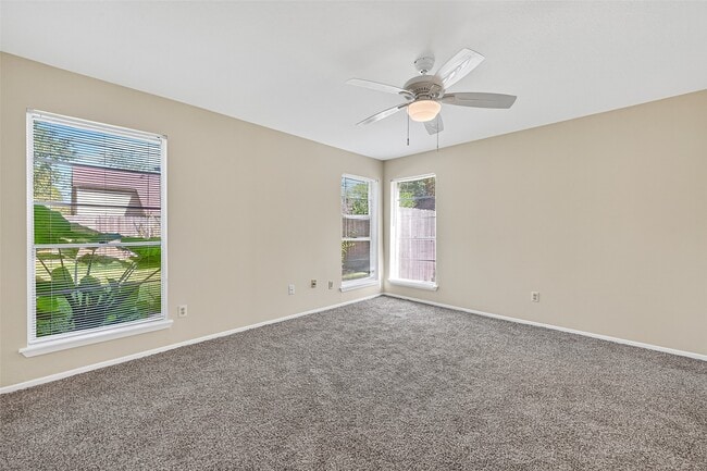 Building Photo - 813 Lakeview Dr