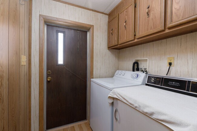 Building Photo - Home in Desert Springs