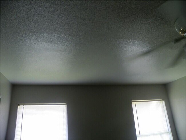 Building Photo - 2221 Creekside Ln