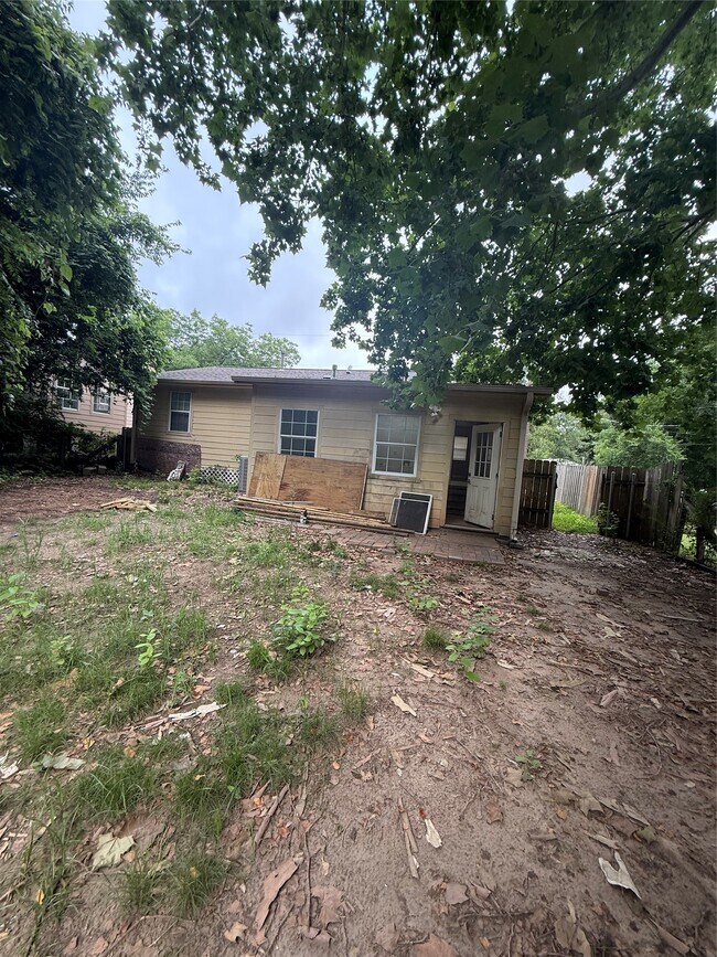 Building Photo - 1315 Sycamore Ave
