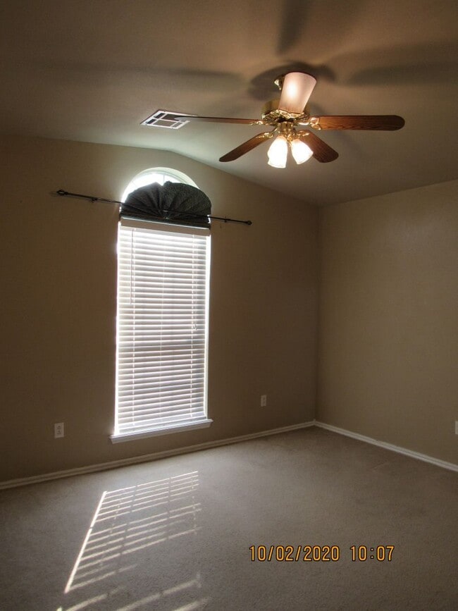 Building Photo - Great Eastside Home!