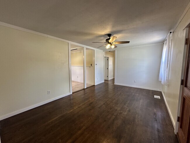 Building Photo - 10 N Acres Dr