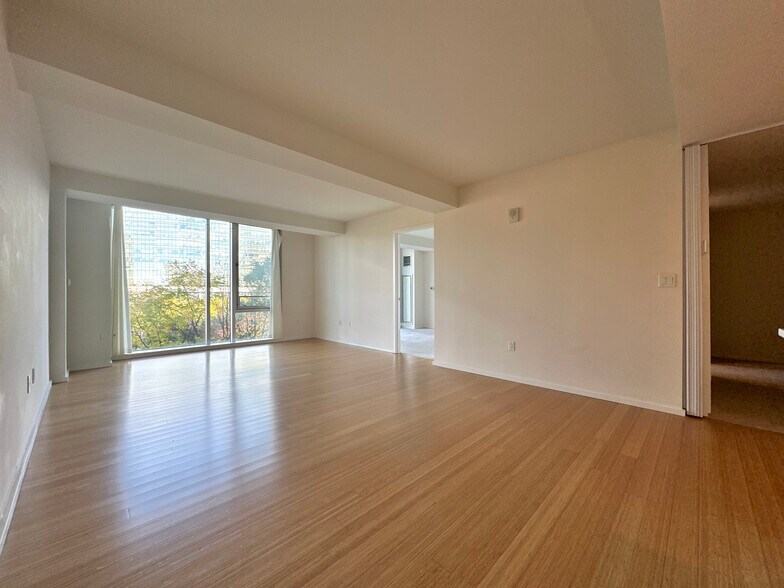 Building Photo - 2 Earhart St