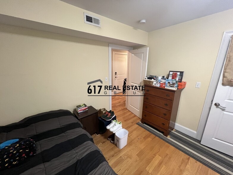 Building Photo - 183 River St