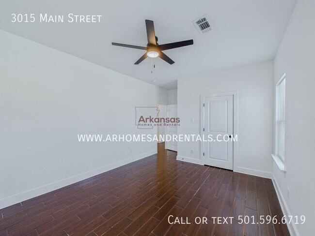 Building Photo - 3015 Main St