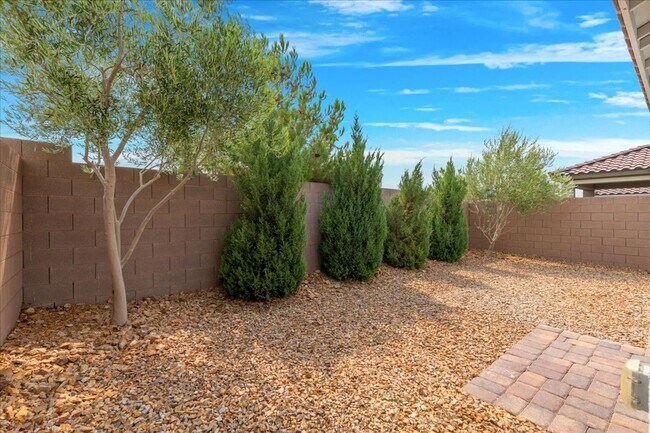 Building Photo - Beautiful Single-Story Home next to Summer...