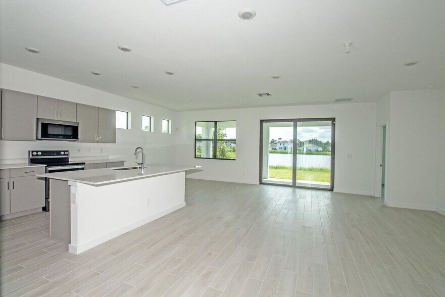 Building Photo - 5929 SE Sky Blue Cir