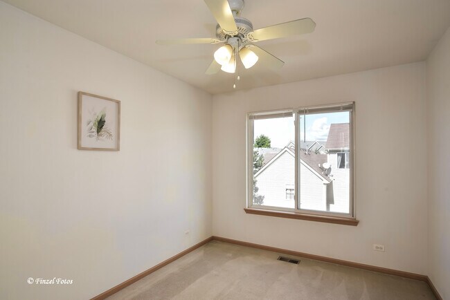 Building Photo - 923 Emerald Dr