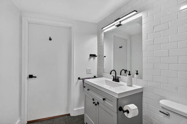 Building Photo - 1750 N Bayshore Dr