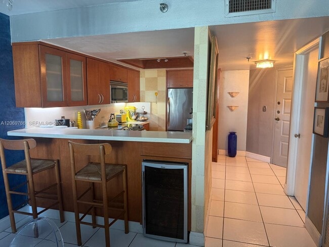 Building Photo - 5880 Collins Ave