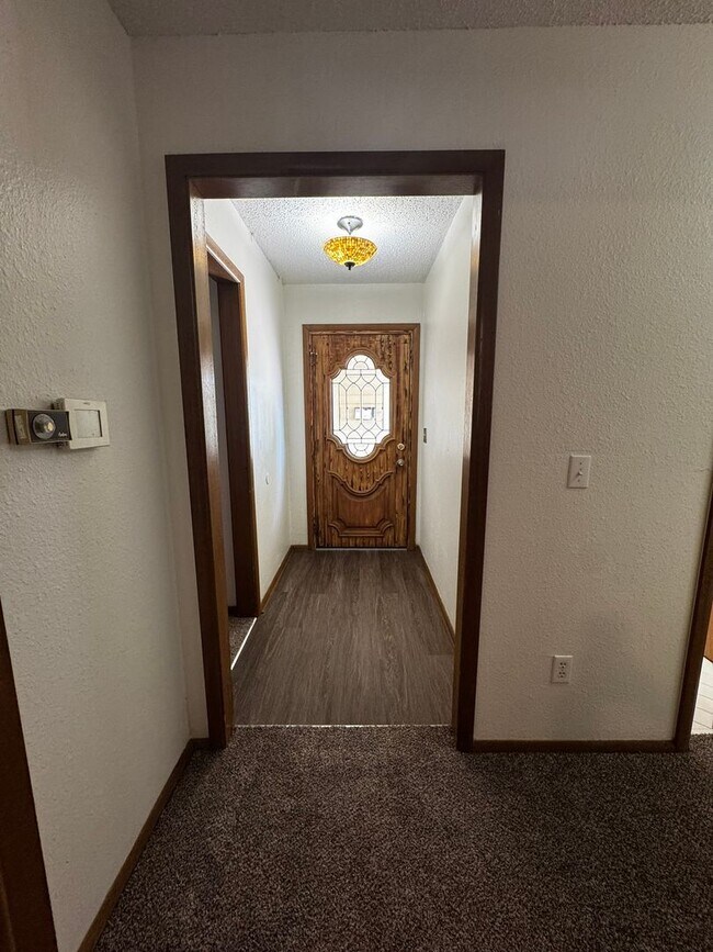 Building Photo - (3) Bed/(2) Bath with (2) Living Areas in MWC Avail NOW!