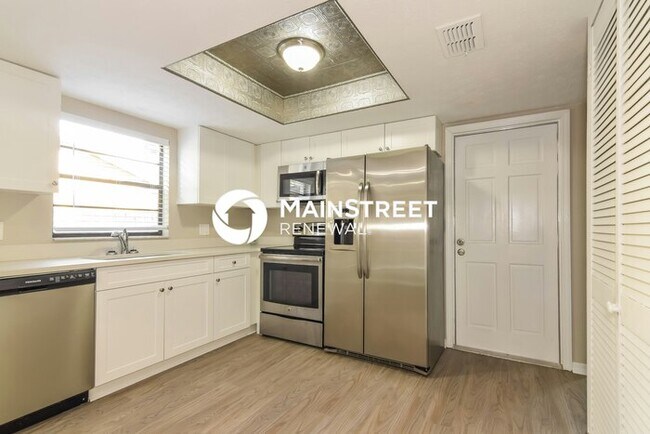 Building Photo - 5 Bedroom Pet-Friendly Home in Brandon, FL with Main Street Renewal