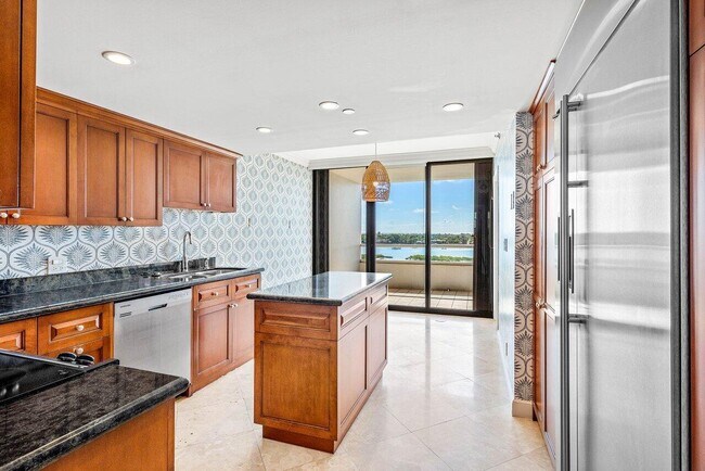 Building Photo - 529 S Flagler Dr