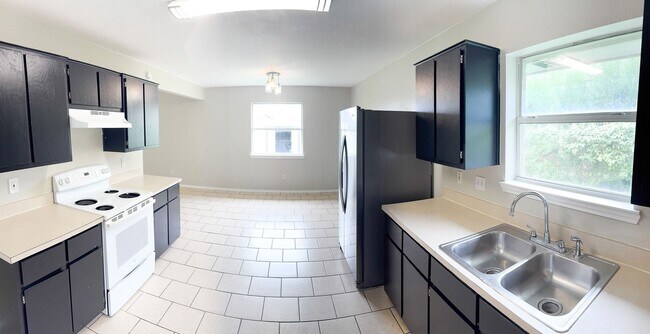 Building Photo - Available 7/21/2025 Beautiful 1 story, 4 b...